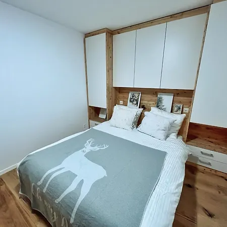 Bel Centre Montana, Air Frais Vue Alpine Appartement *
